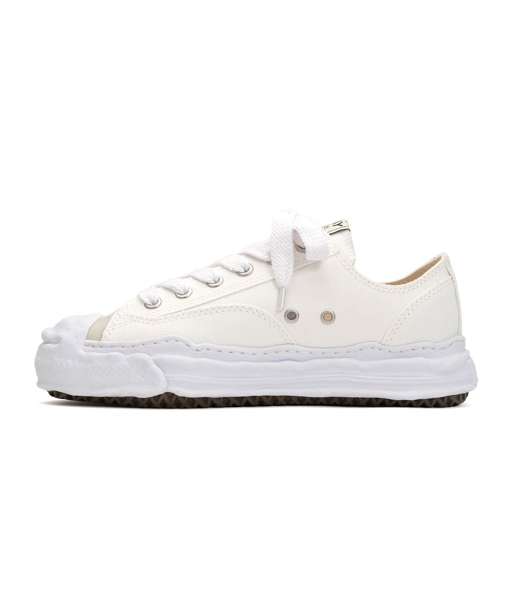 Aeson Low Top Sneaker